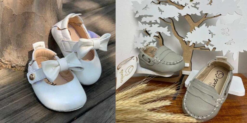 Dois modelos de sapatinhos para serem usados no batizado do bebê. Uma sapatilha branca e um mocassim caqui.